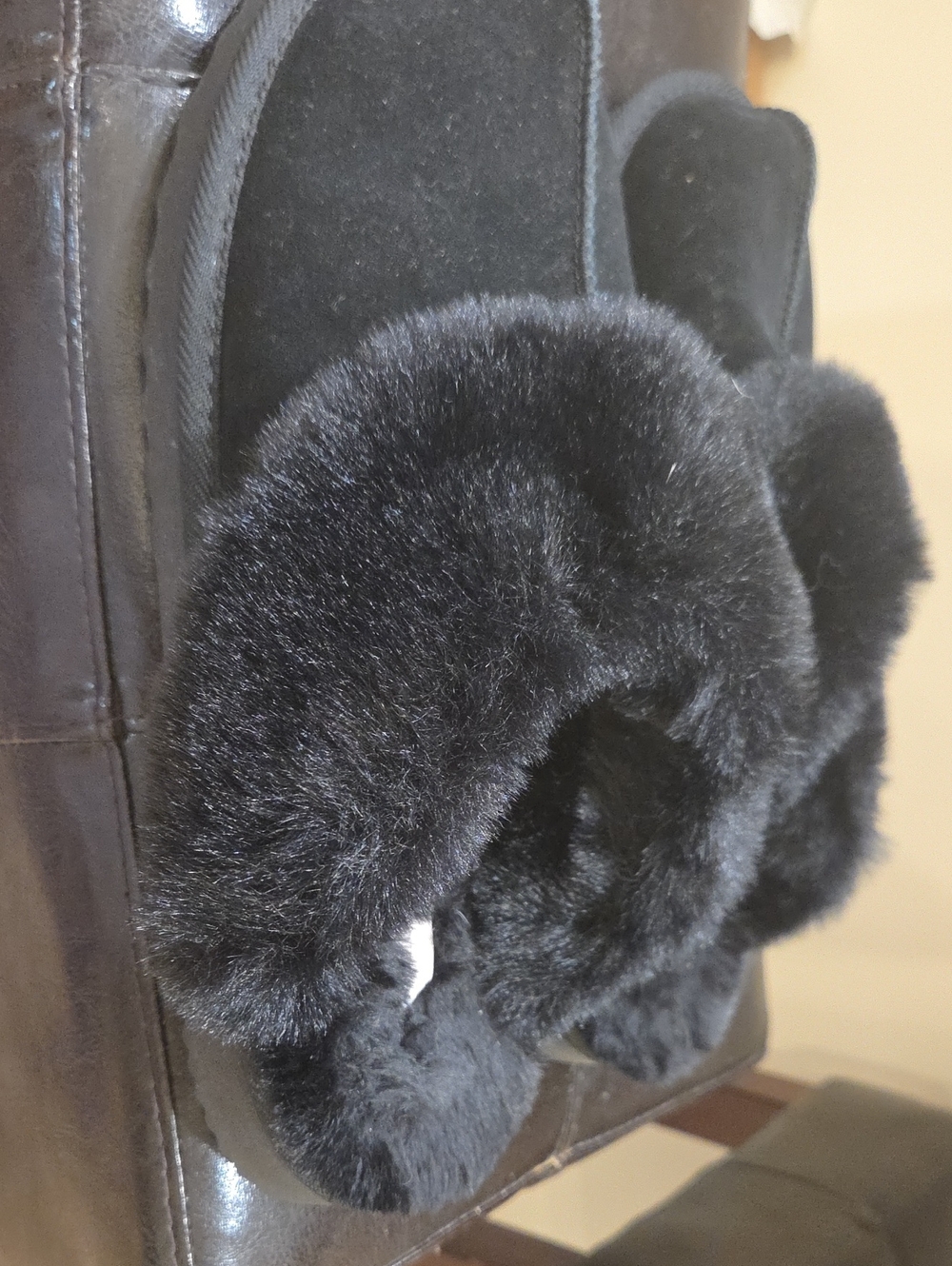 Black Faux Fur Slippers - Comfortable Indoor Slide
